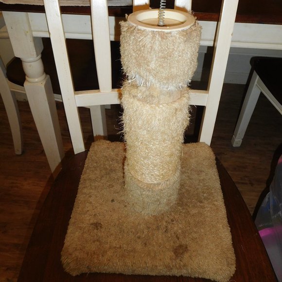 Scratching Post - Picture 1 of 3